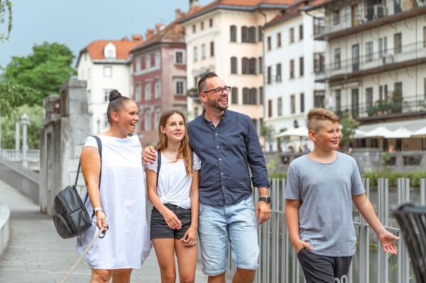 2026 Vergi Sezonunu Ustaca Yönetmek: Slovenya’da Bakmakla Yükümlü Olunan Aile Üyeleri için Özel Vergi İndirimi Rehberi